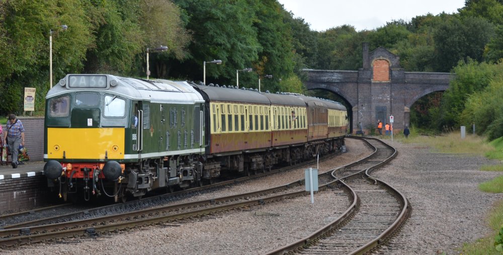 Class 25 Sulzer diesel locomotive D5185 GCR Loughborough