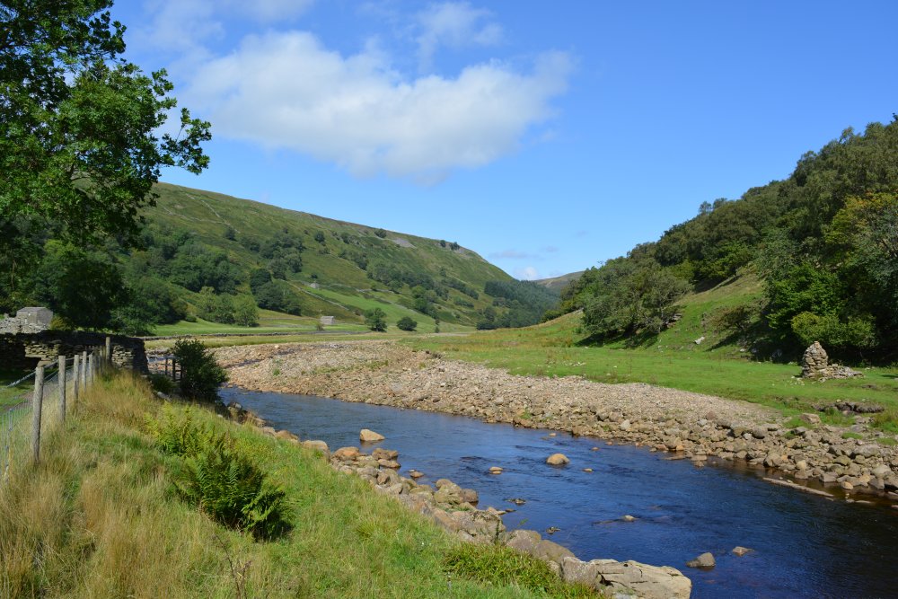 Looking north up the River Swale in Swaledale towards Keld. Muker Keld Kisdon Hill circular walk, North Yorkshire, England