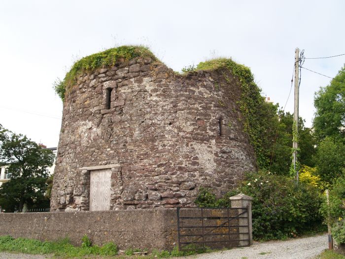 Some old tower, looks of medieval origin and it is! This is the remains of the old Norman Castle in Dunmore East, probably built around 1200 AD. About 1641 the village was in the ownership of Lord Power when it was retained as a Cromwellian settlement. Co. Waterford