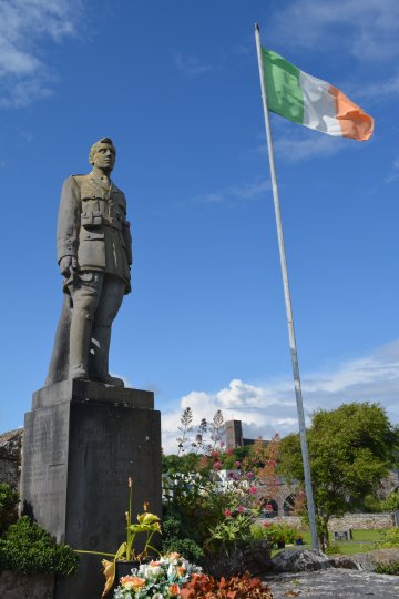 On Meddicott Street near the main road bridge over the Blackoak River, stands the memorial to Edward (Ned) Lyons (Eamonn � Laighin in Irish), The Newport Commander of the IRA whose was captured and tortured by the British Army in 1920.

Newport, Co. Mayo, Ireland