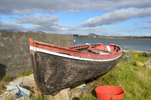 An old boat near Roundstone Harbour. Roundstone, Connemara, Co. Galway, Ireland