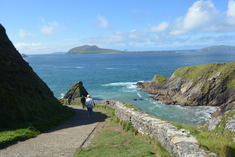Beginning the steep descent down the road to Dunquin Pier, Dunquin village pier, Dingle Peninsula, Co. Kerry, Wild Atlantic Way, Ireland