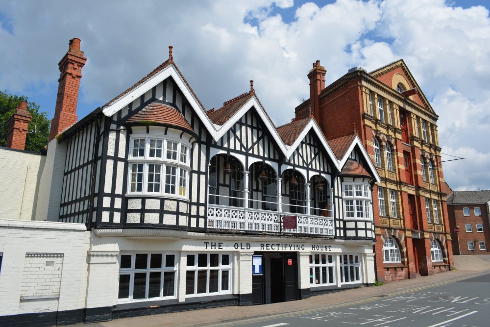 THE OLD RECTIFYING HOUSE, 4 North Parade, River Severn Worcester England
