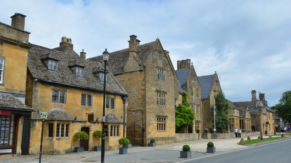 fine building Lygon Arms High Street Broadway Village origins early 17th century 1620 Cotswolds village Worcestershire England