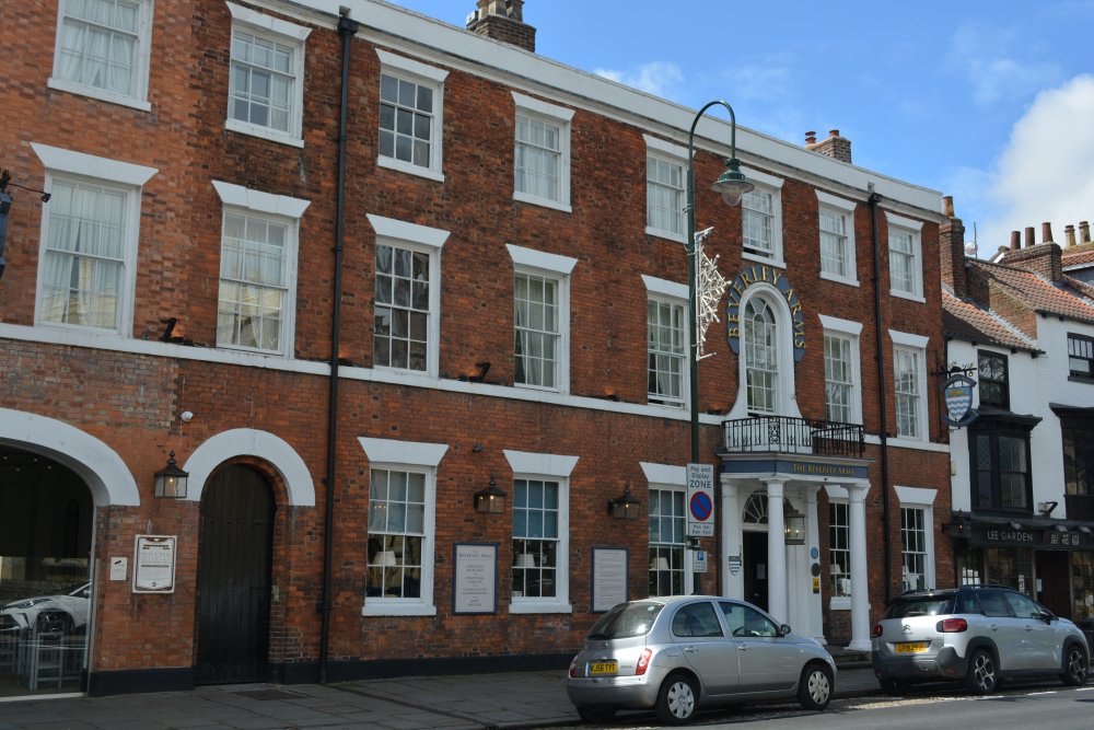 We had a fine lunch at Beverley Arms (25 North Bar within), first opened in 1794 as a Georgian coaching inn in Beverley town and an important meeting place for local farmers and business people. It is opposite the wonderful St Mary's Church.