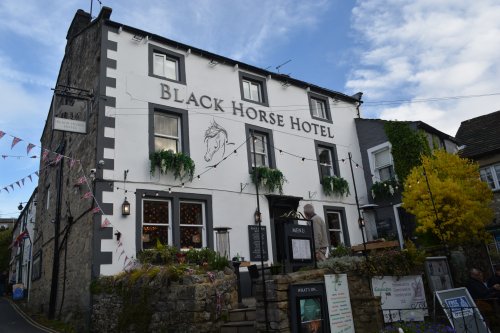 he Black Horse Hotel on Main Street Grassington market town, Wharfedale, North Yorkshire Dales National Park, England