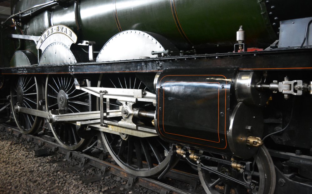 The driving wheels, connecting rods and valve gear of GWR steam locomotive 4003 LODE STAR (Star Class 4000 express passenger locomotive), York NRM Nov. 2023