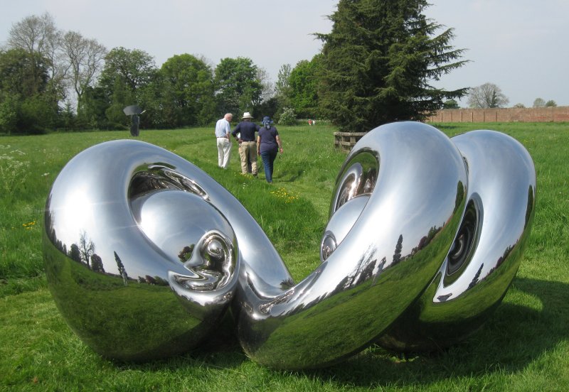 Richard Hudson (b. 1954), Unwind, 2018, Polished Mirrored Steel Thirsk Hall Sculpture Garden, North Yorkshire, England